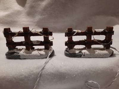 Luxe Verlichte Kerstdorp Hekjes Set van 4 (2x2) – Miniatuur Houten Hekken met LED Verlichting – Batterijgevoed – H5 cm – Sfeervolle Kerstdorp Accessoires