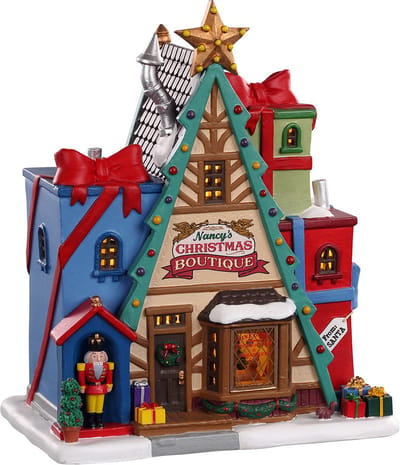 Lemax - 'Nancy's Christmas Boutique' - Verlicht gebouw - Exclusief adapter (werkt ook op batterijen)