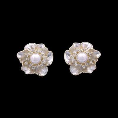 Victoria Valenza Goudkleurige mini sakura bloem oorbellen met parels en zirkonia stenen - Oorbellen dames - Zirkonia stenen - Goudkleurige oorbellen