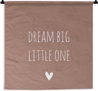 Wandkleed - Wanddoek - Engelse quote "Dream big little one" met een hartje op een bruine achtergrond - 150x150 cm - Wandtapijt