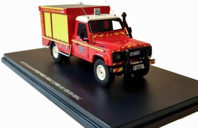 Land Rover Defender Model - Miniature Auto - Verzamelaars Display - Gedetailleerde Reproduktie - 12 cm - Rood