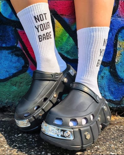 Sportsokken - Not your BABE Sokken - Echt niet - leuke sokken - vrolijke rode sokken - witte sokken - tennis sokken - sport sokken - valentijns cadeau - sokken met tekst - aparte sokken - grappige sokken - Socks waar je Happy van wordt - maat 37-44