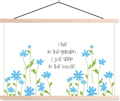 Posterhanger incl. Poster 90x60 cm - Schoolplaat - I live in the garden I just sleep in the house - Spreuken - Quotes - Textielposter - Blanke latten
