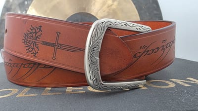 Riem lederen - Geïnspireerd door - Lord of the Rings. Br 3.8 cm - L 95 cm. Een echte blikvanger Gesp ! De riem bevat gravures in Tengwar (het schrift van de elfen) in de Zwarte Taal van Mordor, bekend van de Ene Ring.