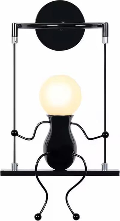 Wandlamp Schommelende pop – Unieke LED Lamp - Grappig Design