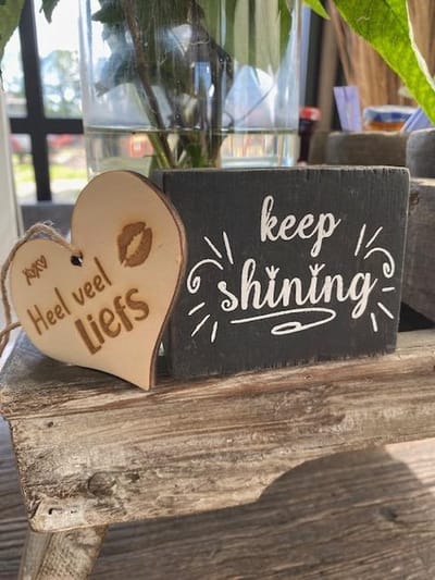 waxinehouder inclusief houten hartje veel liefs / blok S 7x9cm / met de tekst ; keep shining  / black wash