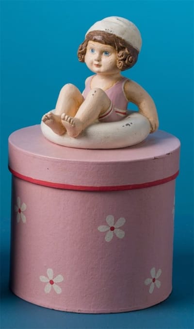 Meisje op doos, roze Ø15x24cm
