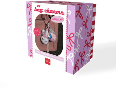 La Petite Epicerie Kit DIY Crochet - My Bag Charms / Mijn Tasbedels - GLAM PINK 2 tasbedels om te haken (Aardbei 7.5 cm & Konijn 8 cm) | Creatieve | Hobbyset | kinderen en volwassenen | beginnersvriendelijk