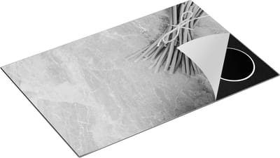 Chefcare Inductie Beschermer Sperziebonen op Grijze Marmer - Zwart Wit - 80x50 cm - Afdekplaat Inductie - Kookplaat Beschermer - Inductie Mat