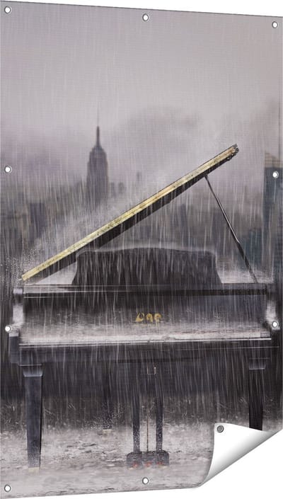 Gards Tuinposter Piano in de Regen voor een Stad - 80x120 cm - Tuindoek - Tuindecoratie - Wanddecoratie buiten - Tuinschilderij