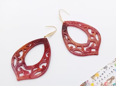 Jeannette-Creatief® - Resin - Resin Oorhangers Druppel Barok Bordeauxrood Goud Glitter RVS - Dames Oorbellen - Oorbellen - Bordeauxrood - Oorhangers - Oorbellen Dames - Rode Oorbellen - Modesieraden - Modejuwelen - Valentijn - Moederdag