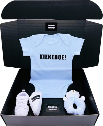 Kraamcadeau jongen KIEKEBOE met blauwe romper, rammelaar en babyschoentjes, cadeau geboorte jongen, geboortegeschenk, kan ook rechtstreeks als cadeau worden verstuurd