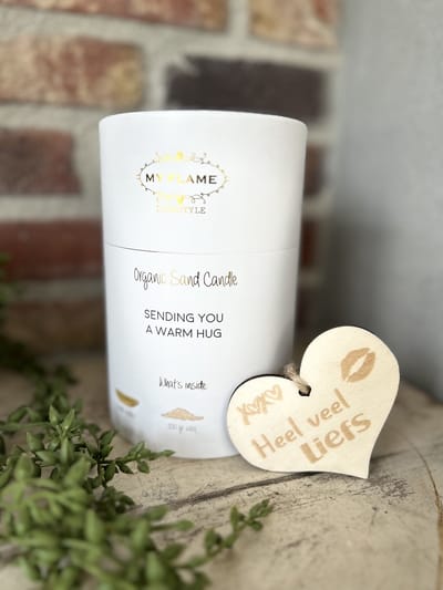 Creaties van Hier - Giftbox 'Sending you a warm hug' met Kaarsenzand en Houten Hartje - Kaars