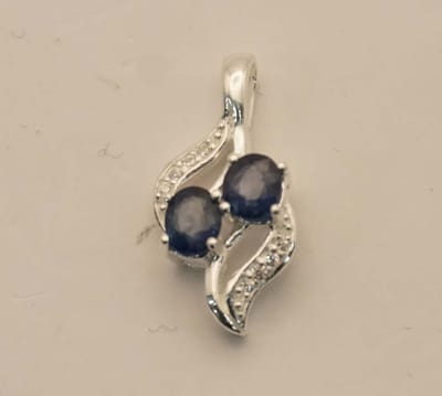 Zilveren hanger blad met stenen blue sapphire met gesimuleerde diamant (CZ) - mooie zilveren hanger blad met blauwe saffier stenen - vrouwelijke hals hangertje bladje met blauw stenen + gesimuleerde diamanten - dames kettinghanger van zilver