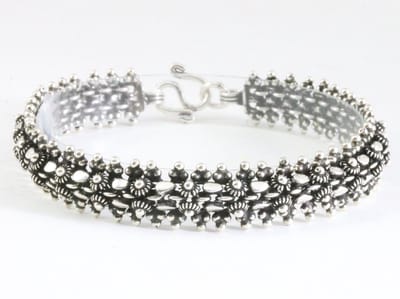 Zware fijn bewerkte zilveren armband - lengte 19 cm.
