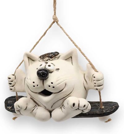 MadDeco - tuindecoratie - tuinhanger - kat op schommel - handgemaakt product uit Oekraïne - keramiek