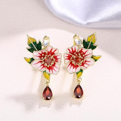 Huitan Prachtige Bloemoorbellen voor Vrouwen Rode Bloem Groen Blad Esthetische Emaille Oorbellen Bruiloftsfeest Temperament Dame Sieraden beige