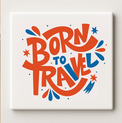 Born to Travel Tegel – 15x15cm Keramische Wanddecoratie – Avontuurlijke Quote Ontwerp voor Reisliefhebbers & Woondecoratie