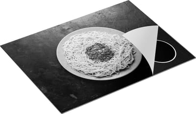Chefcare Inductie Beschermer Pasta met Tomatensaus op Donker Groene Marmer - Zwart Wit - 70x50 cm - Afdekplaat Inductie - Kookplaat Beschermer - Inductie Mat
