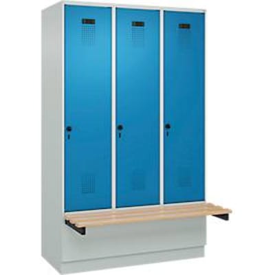 C+P Evolo Plus garderobekast, 3 vakken van elk 400 mm breed, sokkel, zwevende bank, B 1200 x D 815 x H 1950 mm, draaischroef, lichtgrijs/lichtblauw