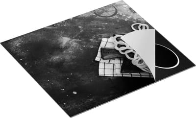 Chefcare Inductie Beschermer Uienringen op een Zwarte Betonnen Achtergrond - Zwart Wit - 60x50 cm - Afdekplaat Inductie - Kookplaat Beschermer - Inductie Mat