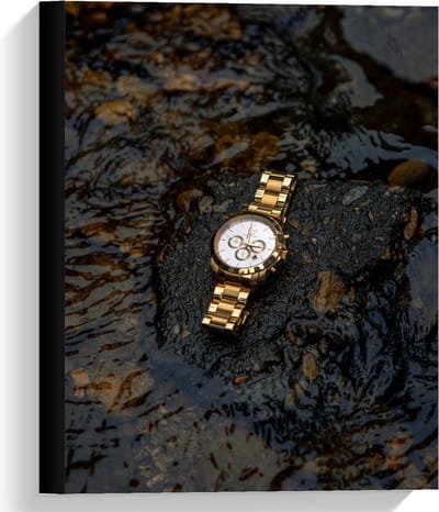 Canvas  - Goude Horloge op Waterige Steen - 30x40cm Foto op Canvas Schilderij (Wanddecoratie op Canvas)