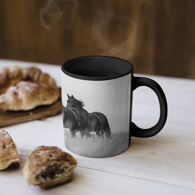 Magische Mok - Foto op Warmte Mokken - Koffiemok - Paarden - Gras - Zwart - Wit - Magic Mok - Beker - 350 ML - Theemok