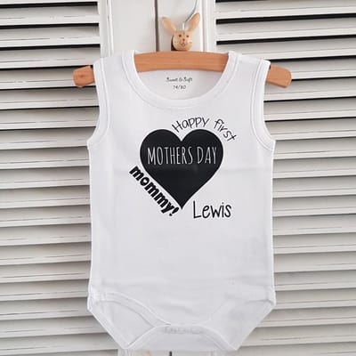 romper baby met tekst mouwloos mama eerste moederdag - baby  maat 50-56 - rompertjes baby - rompertjes baby met tekst - rompers - rompertje - rompertjes - stuks 1 - wit