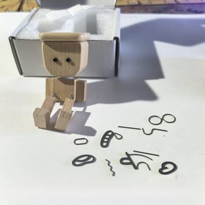 Schuddende Houten Man Figuur Handgemaakt Schuddende Voeten Houten Auto Dashboard Decoraties met 12 Stuks Magnetische Uitdrukkingen Creatieve Cadeaus