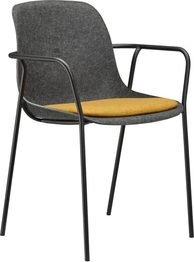 Felt Fine - PET Stoel Antraciet - Zwart Frame - 100% recycle plastic en staal - Zitting Geel | Oranje - Met Armleggers (Fair Furniture Group – Nederlands Familiebedrijf)