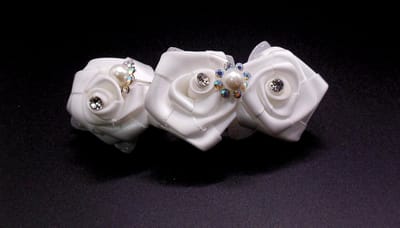 Patentspeld 3 witte roosjes met strass+parels