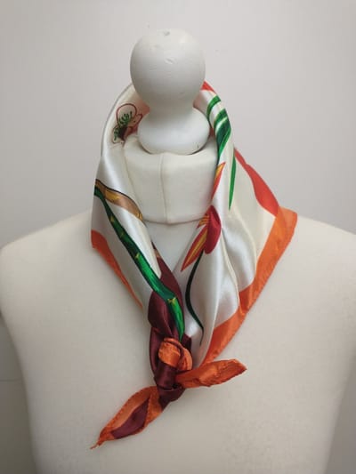 Vierkante dames neksjaal Noa gebloemd motief oranje geel rood groen zwart bruin 50x50