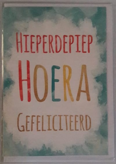 Hieperdepiep hoera! Van harte gefeliciteerd! Een kleurrijke wenskaart voor de jarige job. Een leuke kaart om zo te geven of om bij een cadeau te voegen. Een dubbele wenskaart inclusief envelop en in folie verpakt.