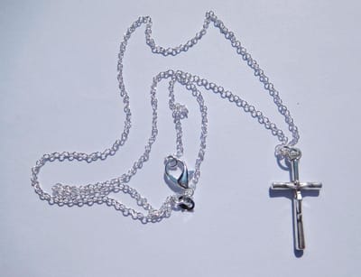 Ketting met kruisje en korpus zilverkleur