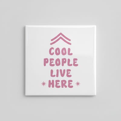 Cool People Live Here Tekst Decoratieve Tegel 15×15 cm – Stijlvolle Wandtegel voor Hal, Woonkamer & Cadeau Decor