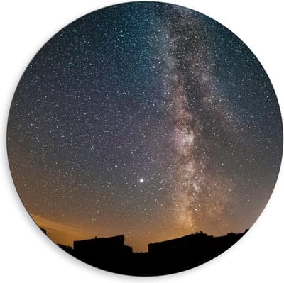 Dibond Wandcirkel - Sterrenhemel boven Stad - 80x80cm Foto op Aluminium Wandcirkel (met ophangsysteem)