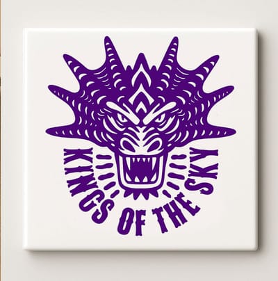 Kings of the Sky Keramische Tegel 15x15 cm – Stoer Paarse Draak Ontwerp – Mythische Fantasie Wanddecoratie & Uniek Cadeau voor Draakliefhebbers