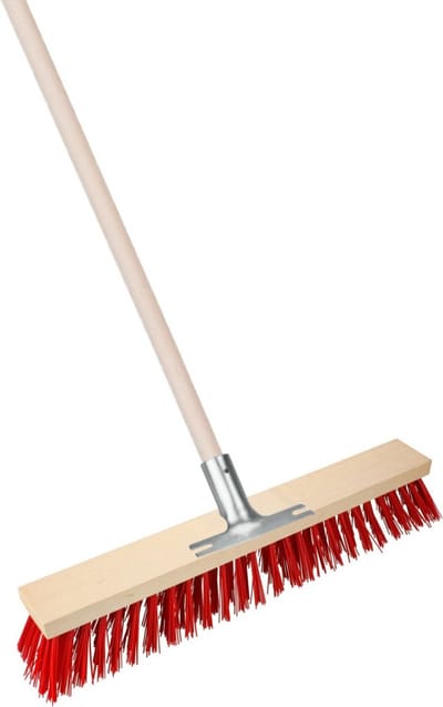 Brumag Straatbezem Elaston XL voor buiten - Kop 60 cm - rood - Houten steel 130 cm - Verstevigde steelhouder van metaal