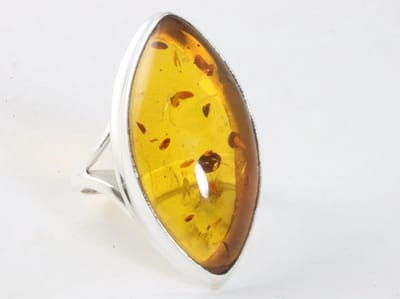 Langwerpige hoogglans zilveren ring met amber - maat 16.5