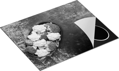 Chefcare Inductie Beschermer Bloemkool met Brocolli op Zwarte Marmer - Zwart Wit - 65x50 cm - Afdekplaat Inductie - Kookplaat Beschermer - Inductie Mat
