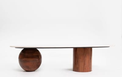 Sissy-Boy - Houten koffietafel met marmer blad en asymmetrisch onderstel