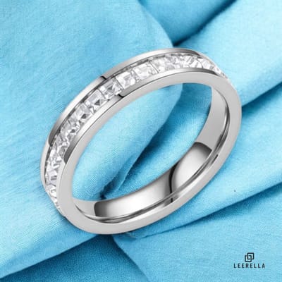 Leerella Verbluffende Luxe Ring met Enkele Zirkonia Rij Zilverkleurig 7/17,5mm van Hoogwaardig RVS