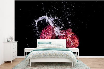 Behang - Fotobehang Granaatappel - Fruit - Water - Zwart - Paars - Breedte 320 cm x hoogte 240 cm