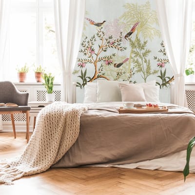 Fotobehang Profhome 398741-GU vliesbehang hardvinyl warmdruk in reliëf glad met Toile de Jouy patroon mat grijs groen roze bruin 1,59 m x 2,8 m