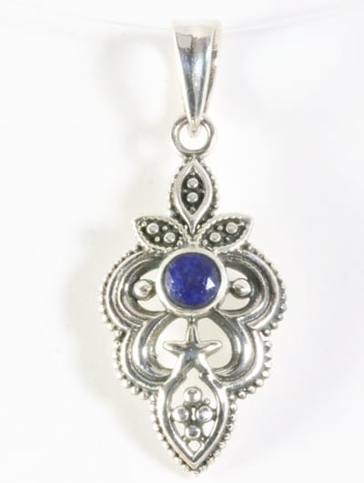 Bewerkte zilveren hanger met lapis lazuli