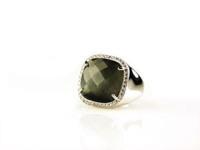 ring in zilver gerodieerd gezet met grijze steen en cubic zirconia model vierkant groot