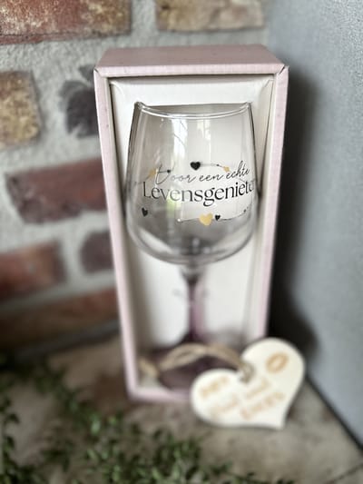 Creaties van Hier - Cadeau pakket Wijnglas met de tekst Levensgenieter met houten hartje - 21 x 8,2 cm - Glas