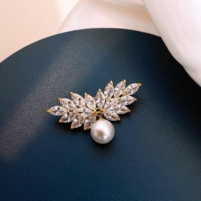 Design plein d'ailes en strass, broche en feuille de perle, accessoires de corsage de luxe légers rétro à la mode et polyvalents gray