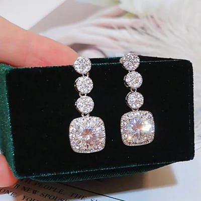 Huitan Sprankelende Dames Hangende Oorbellen met AAA Cubic Zirconia Kleur Prachtige Vrouwelijke Accessoires Bruiloft Mode Sieraden white