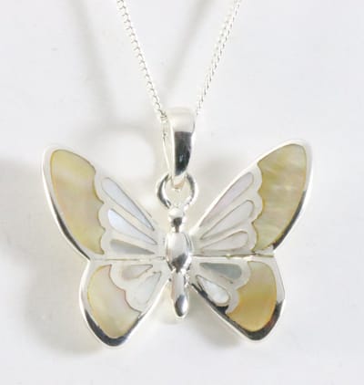 Zilveren vlinder hanger met goudkleurige schelp aan ketting